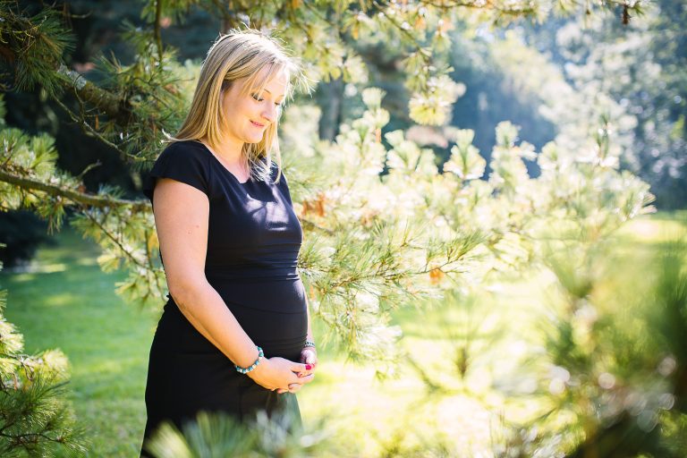 Maternity photos in pine trees